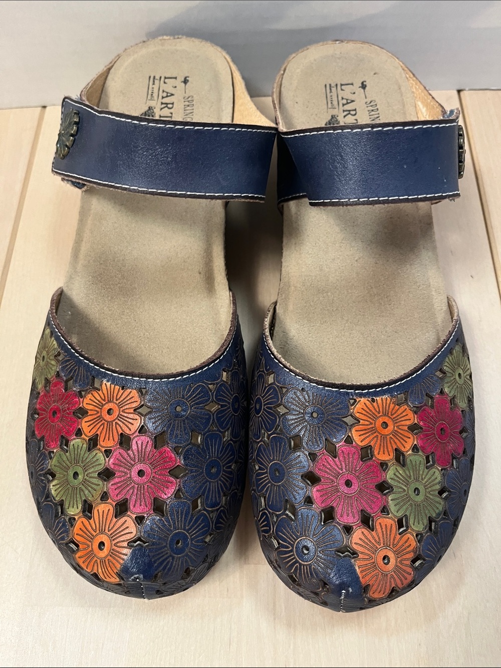 L’Artiste Spikey-Blum Blue Floral Leather Clogs Slides Women’s Size 41 or US 9.5